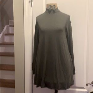 Zenana w/pockets size small.. Free earrings